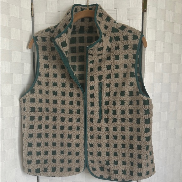 Jackets & Blazers - Women's Sherpa Grid Zip Vest - Beige with Dark Green Trim